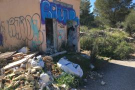 Des de fa anys al casetó del transformador hi ha un abocador incontrolat.