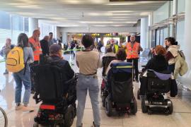 Visita guiada per comprovar si l'aeroport de Palma és realment 'sense barreres'
