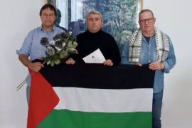 La plataforma 'Mallorca per Palestina' envia rams de roses negres al PSOE en contra de la venda d'armes a Israel