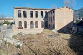 La propietat tancà el perímetre de la Fàbrica Nova i ara ha d’apuntalar l’edifici.