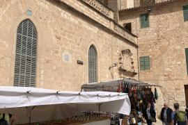 Les parades del mercat se situen davant la façana de l'església de Sineu.