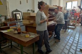 Catalina Munar explica com restauren els mobles a la Fundació Deixalles.