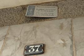 Podem exigeix retirar les plaques del Ministeri d'Habitatge franquista de les façanes de Palma