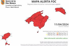 Un incendi forestal obliga a desallotjar 12 persones a la Costa dels Pins i aquests dijous les Balears estaran en nivell 4 d'alerta per foc