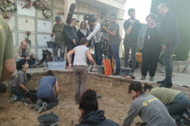 Les autoritats observen les feines d'exhumació.