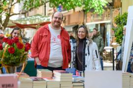 El president del Gremi de Llibreters, Miquel Ferrer, i la presidenta de Pimeco, Carolina Domingo, durant el Dia del Llibre