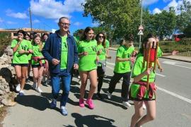 Un grup d'alumnes dels centres educatius d'Alcúdia corrent avui al matí portant la Flama de la Llengua durant el Correllengua 2024.