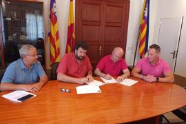 El pacte entre PP i Seny se signà al juliol de 2023 entre el regidor Sebastià Aguiló i el batle, Miquel Nadal baix la mirada de Porcel i Darder.