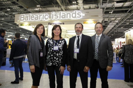 La presidenta del Govern, Francina Armengol, i el vicepresident i conseller d'Innovació, Recerca i Turisme, Biel Barceló davant l'estand de les Balears en la World Travel Market.