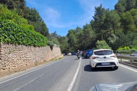 Avui s'han tornat a generar llargues cues a l'entrada de Sóller. Foto: M. S.