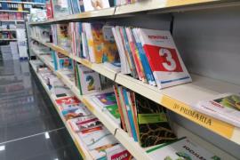 Imatge d'una estanteria amb llibres de text.