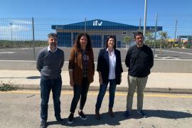 Catalina Cladera i altres membres del PSIB-PSOE davant la seu de la ITV de Calvià.
