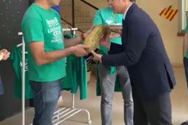 [VÍDEO] L'IES Llucmajor dona carabassa al Conseller Vera