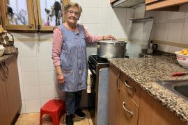 Antònia Rodríguez Jordán porta tota la vida dedicant-se al món de la cuina, amb el qual gaudeix.