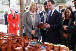 Llorenç Galmés, president del Consell, amb altres membres de la institució insular en una fira de producte local.