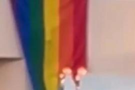 Cremen una bandera LGTBI penjada a la façana de l'IES Albuhaira de Muro