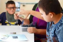 Famílies de 14 centres educatius demanen que es mantengui el servei de suport a l'educació especial