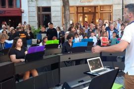 La plaça de Cort ha acollit la segona edició de la 'Pianada', organitzada per l’Escola Municipal de Música