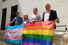 Alzamora i la resta de consellers de MÉS han exhibit banderes LGTBIQ+ i trans.
