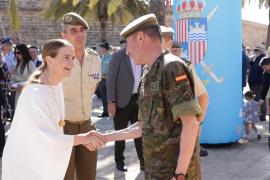 Prohens saludant ben riallera un militar espanyol durant el Dia de les Forces Armades.