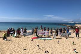 Mallorca per Palestina ha plantat centenars de banderes palestines a la platja de Can Pere Antoni de Palma.