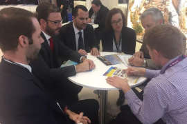 José Hila es reuneix amb operadors turístics i aerolínies.