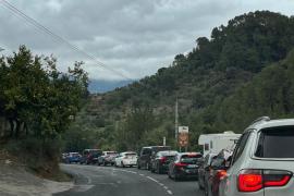 Retencions a l'accés a Sóller des de la carretera del túnel.