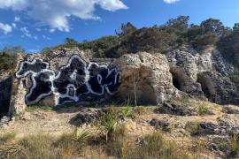 La Policia Local de Felanitx cerca l'autor d'una pintada a la Cova des Moro