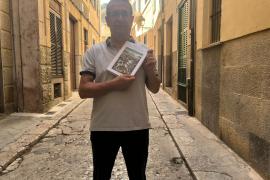 L’autor Plàcid Pérez amb el volum que es presentarà en breu.