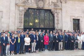 Minut de silenci dels representants institucionals per les víctimes de l'esfondrament a s'Arenal