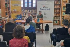 Imatge de la presentació del llibre 'Eivissa a l'ombra des pins' d'Hugo Capellà.