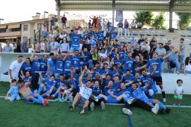 Els jugadors celebrant l'ascens amb l'afició