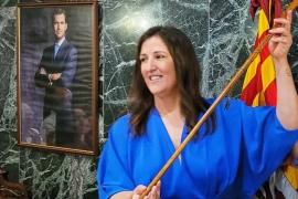 [VÍDEO] La batlessa de Campos, durant el plenari, es gira cap a la fotografia de Felipe de Borbón i li diu «la seva reial majestat perdonau-los perquè vos fan demanar disculpes»