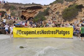 Imatge de la protesta al Caló des Moro en contra de la massificació turística.