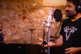 [VÍDEO] Alumnes del CEIP Mestre Colom enregistren la cançó 'Wa Yeah!' d'Antònia Font amb Maria Hein i Pau Debon