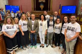 Representants del PSIB i MÉS acudeixen al Consell amb camisetes amb la foto de les represaliades que va esqueixar Le Senne