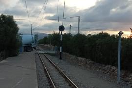 Un camió deixa el tren sense servei per un dia