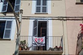 Altres pancartes ja penjades als balcons són d'SOS Residents.