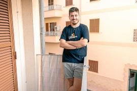 Pep Lluís Cerro al balcó de ca seva porta una camiseta de l’associació Vitamina C, de la qual n’és president.