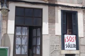 Finestres i balcons s'omplen de pancartes amb el lema SOS Sóller
