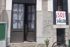 Finestres i balcons s'omplen de pancartes amb el lema SOS Sóller