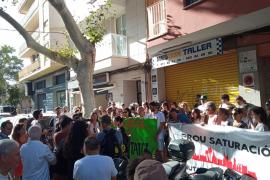 [VÍDEO] Una multitud de veïnats clama a peu de carrer contra el lloguer turístic il·legal a Palma