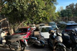 El lloc per deixar les motos a Gran Via ha quedat petit i hi ha cotxes.