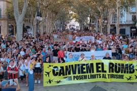 Una multitud omple el centre de Palma i clama «Canviem el rumb. Posem límits al turisme»