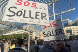 Cartells d'SOS Sóller a la manifestació d'ahir.