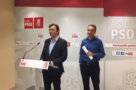 El portaveu del PSIB-PSOE, Francesc Miralles i el diputat socialista per Balears, Pere Joan Pons.
