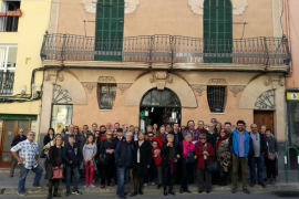 Més d'una cinquantena de persones s'han reunit a plaça del Progrés, punt de partida per conèixer, de primera mà, els diferents establiments patrimonials que formen part de la història de Palma.
