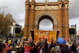 La Plataforma per la Llengua ha reunit unes 9.000 persones aquest dissabte durant la 13a Festa pel Joc i el Lleure en català.