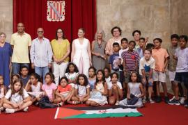 La presidenta Prohens ha rebut els infants sahrauís del programa 'Vacances en pau 2024'