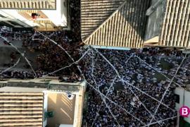 Imatge aèria del xoc entre els moros i els cristians pels carrers de Pollença.